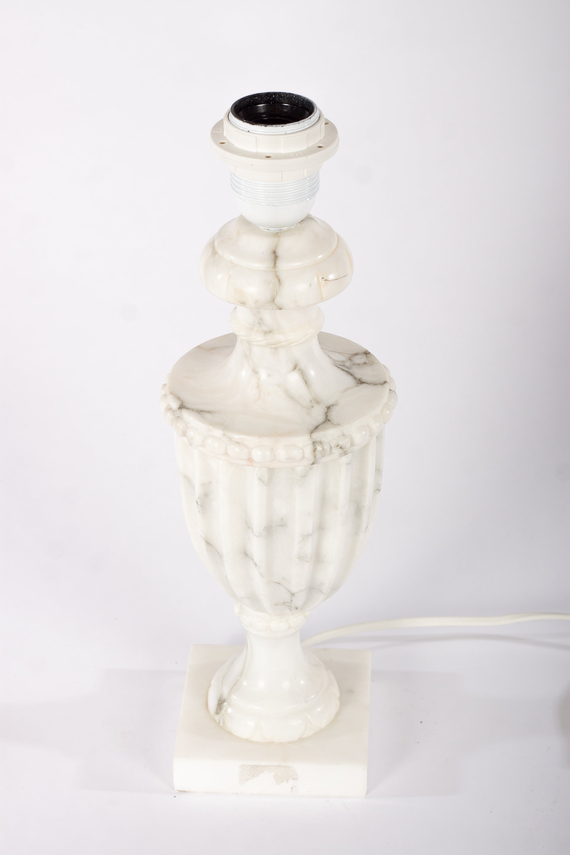Elegant bordslampa i marmorlikande stenmaterial, märkt Smålandstena-alster Kosta Sweden, höjd ca 36 cm, fint skick
