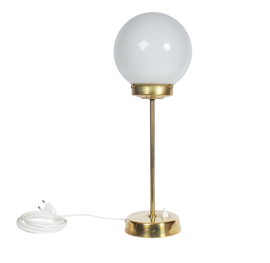 Elegant bordslampa med stomme i mässing och stor vit glasglob.