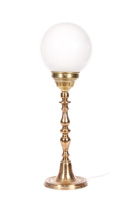 Elegant vintage bordslampa med fot i mässing och vid vit glasglob.