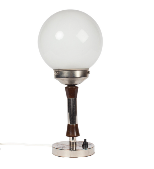 Bordslampa med fot i metall och trä från tidigt 1900-tal, monterad med vit glasglob.