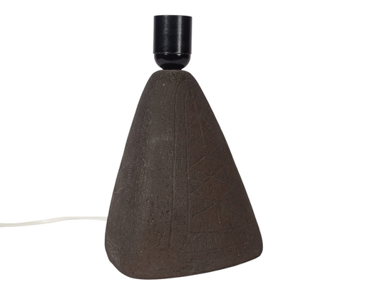 Bordslampa i svart keramik med snyggt inristad dekor. Skandinavisk vintage keramik.