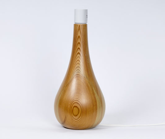 Vackert svarvad bordslampa i lackad furu, 1970-tal, naturlig träfärg
