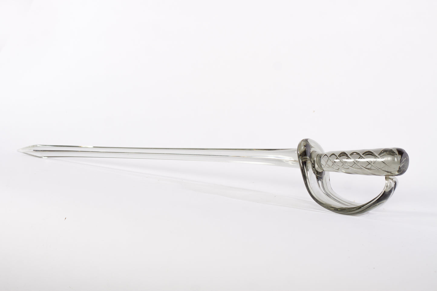 Dekorativt svärd i röktonat glas. Unik skulptur för interiör
