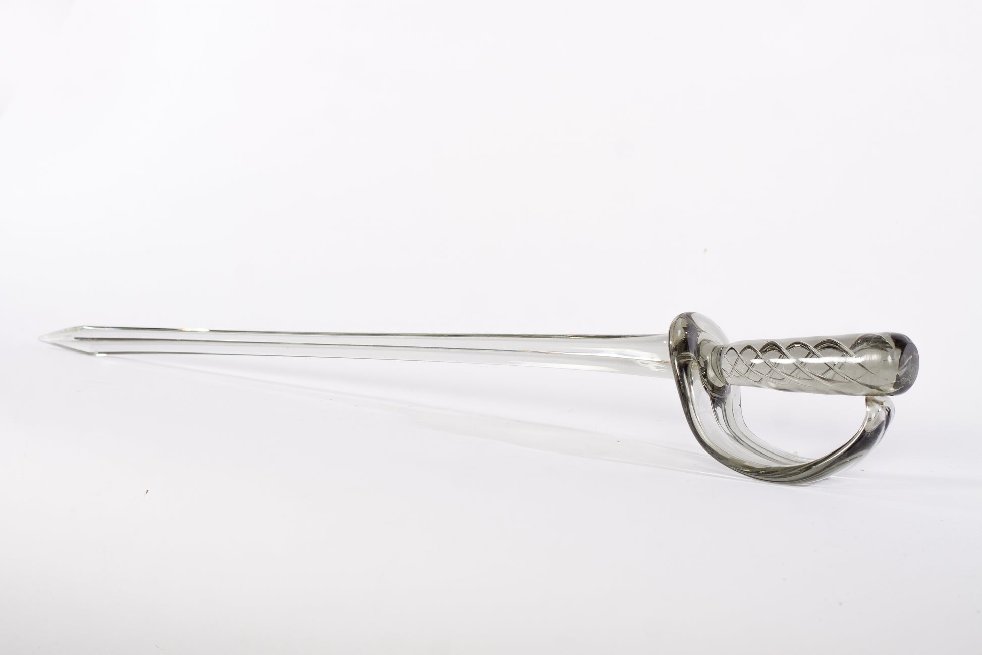 Dekorativt svärd i röktonat glas. Unik skulptur för interiör
