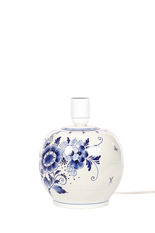 Romantisk keramiklampa med blå handmålad Delft-dekor. Made in Holland