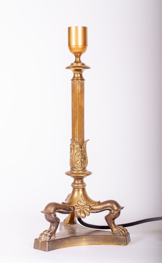 Stor ståtlig bordslampa i empirestil av blank mässing med lejontassar som fötter och svart textilkabel, 1930-tal
