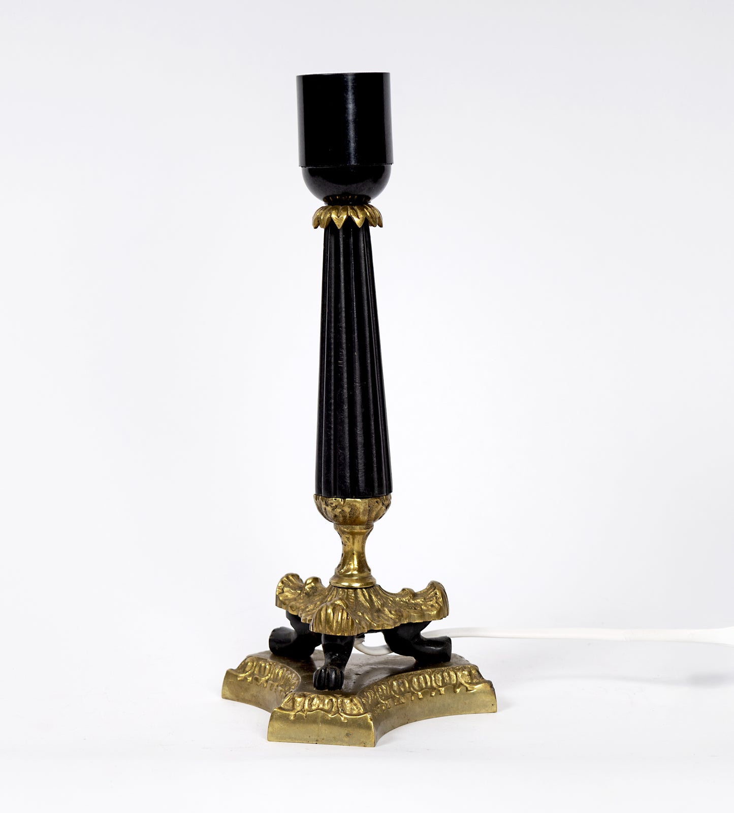 Elegant lampfot i mässing med lejontassar och rik empirestilsdekor
