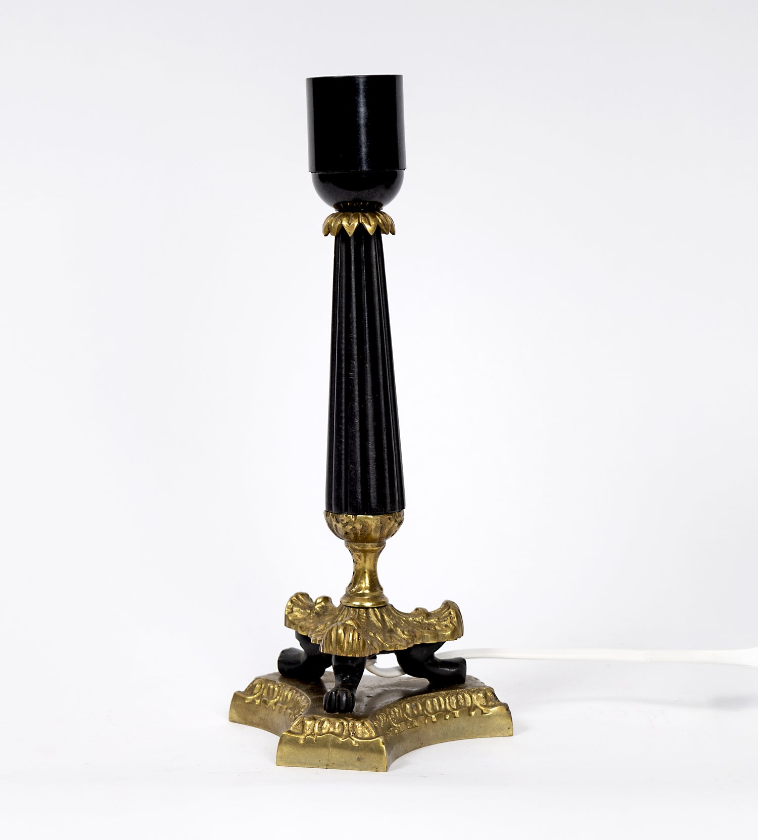 Elegant lampfot i mässing med lejontassar och rik empirestilsdekor
