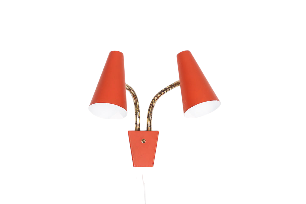 Retro vägglampa från Falkenberg Belysning, lackerad i rött med två lamphuvuden. Passar som sänglampa.