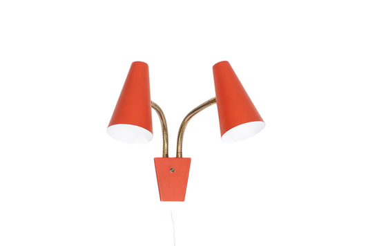 Retro vägglampa från Falkenberg Belysning, lackerad i rött med två lamphuvuden. Passar som sänglampa.