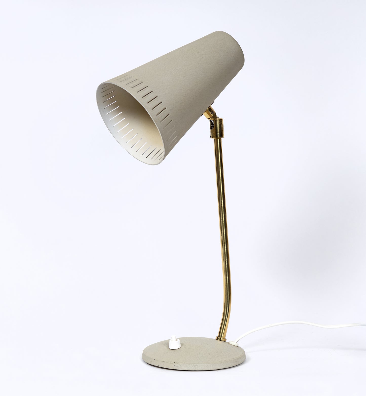 Skrivbordslampa i grålackad plåt med mässingsdetaljer från Falkenbergs Belysning
