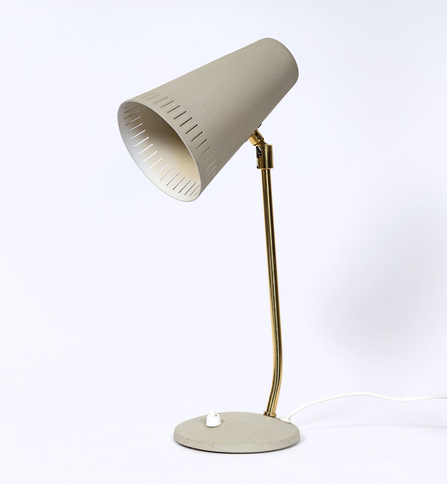 Skrivbordslampa i grålackad plåt med mässingsdetaljer från Falkenbergs Belysning
