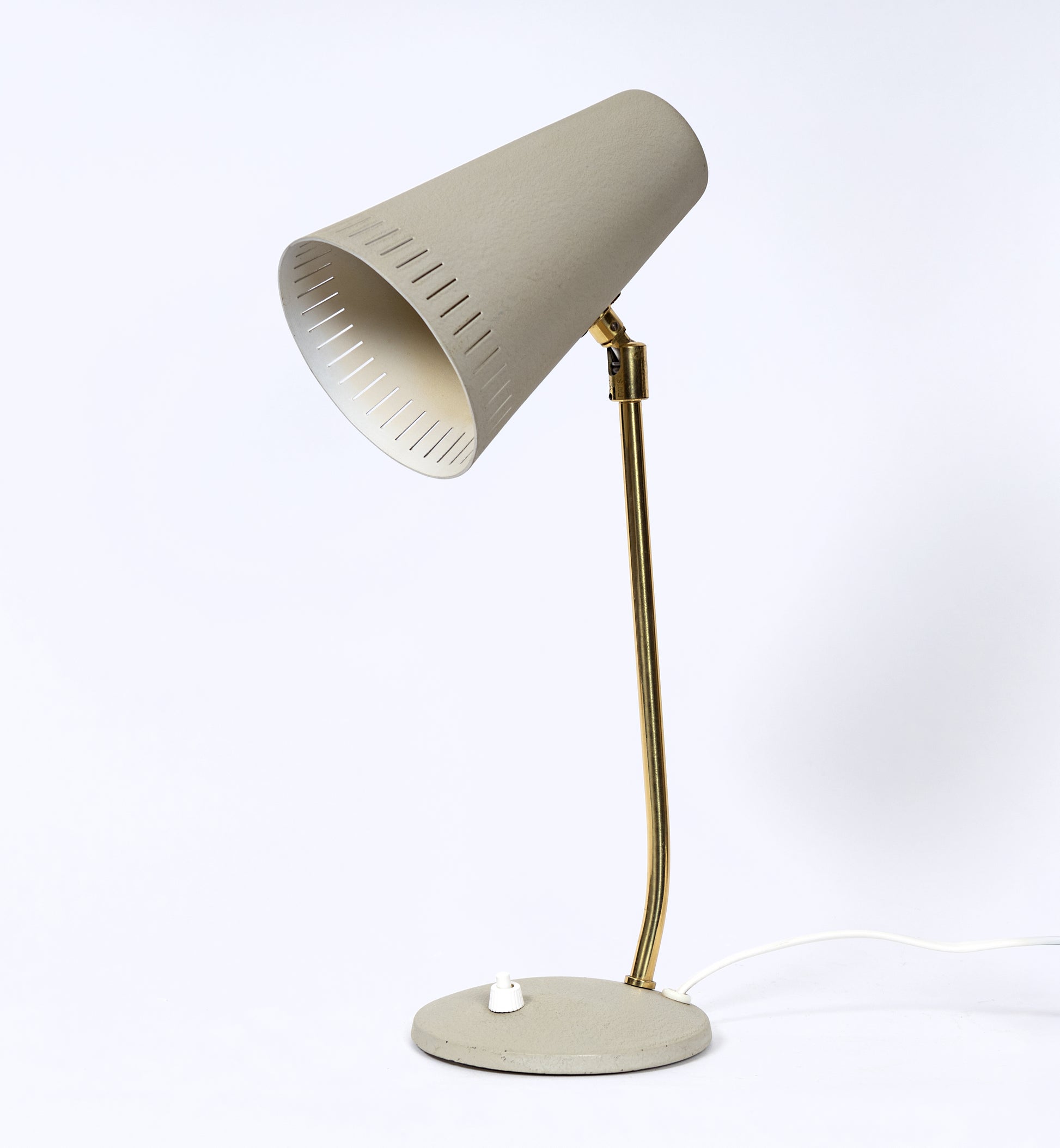Skrivbordslampa i grålackad plåt med mässingsdetaljer från Falkenbergs Belysning
