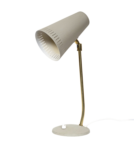Skrivbordslampa i grålackad plåt med mässingsdetaljer från Falkenbergs Belysning