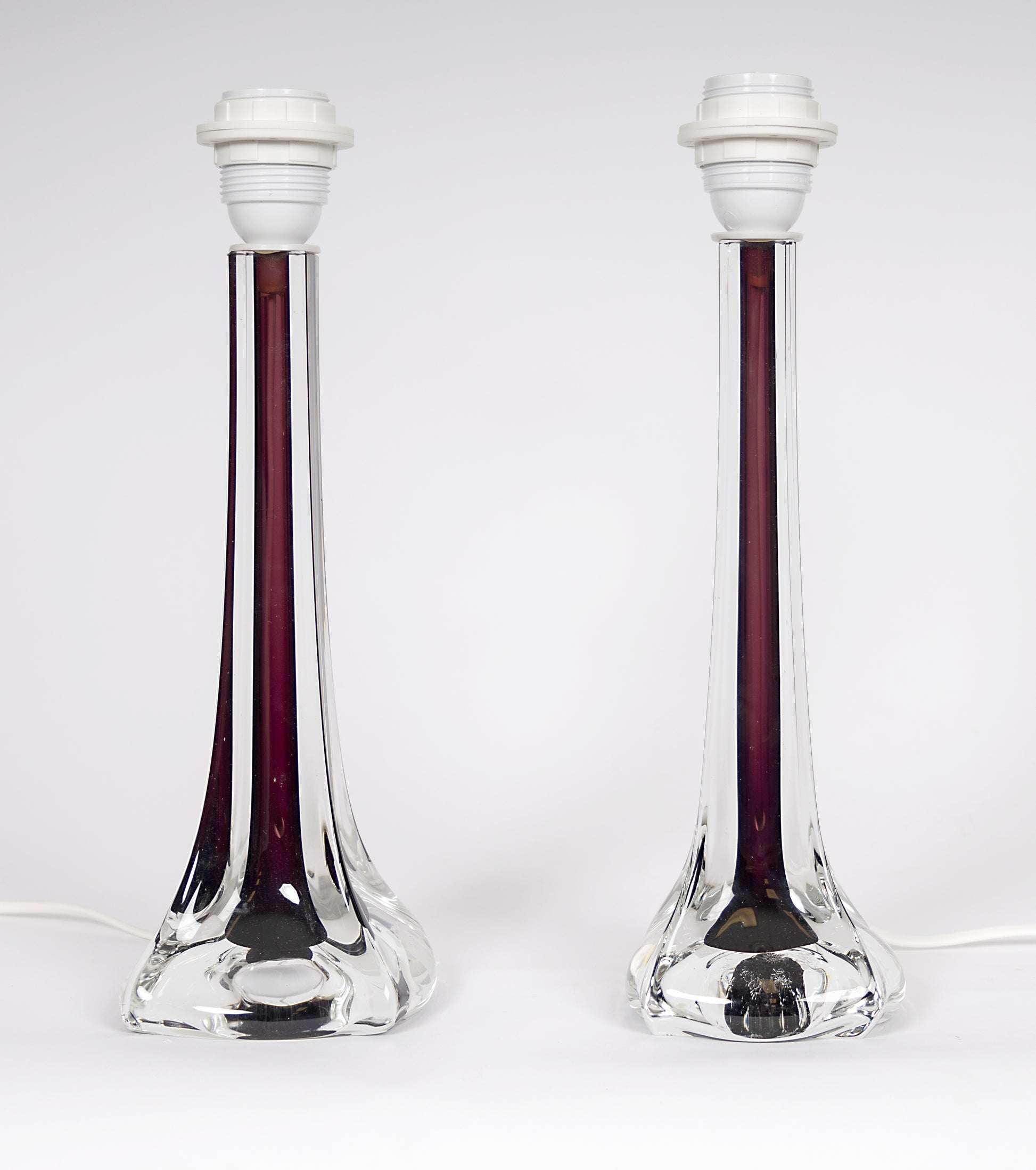 Par eleganta bordslampor i klart och lila glas från Flygfors Glasbruk,
