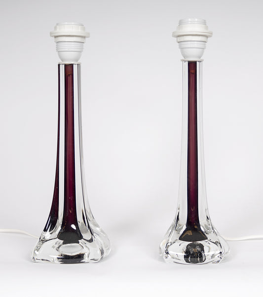 Par eleganta bordslampor i klart och lila glas från Flygfors Glasbruk,
