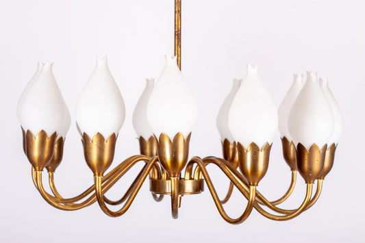 Vacker taklampa modell Tulip i mässing och vitt glas från Fog och Mørup Danmark
