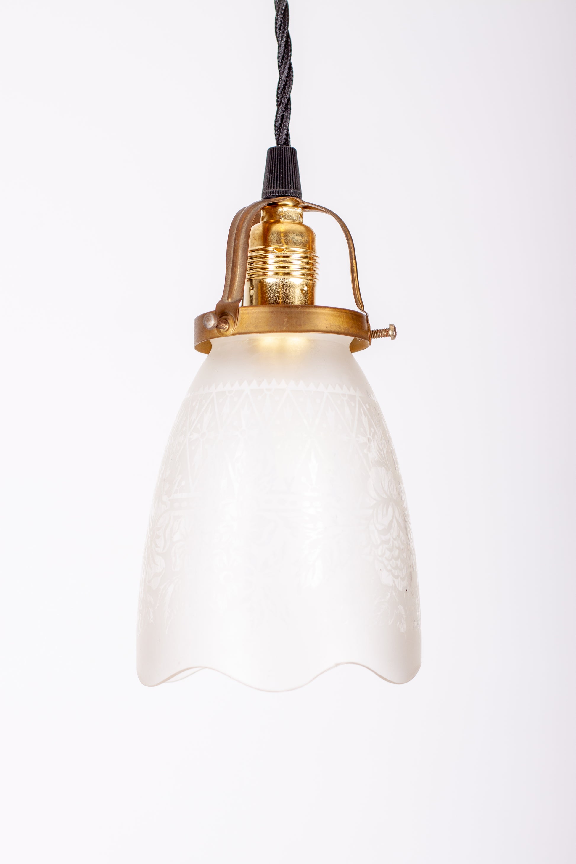 Fönsterlampa i frostat mönstrat glas med mässingsfäste och E14-sockel, svart tvinnad kabel, 1920-tal
