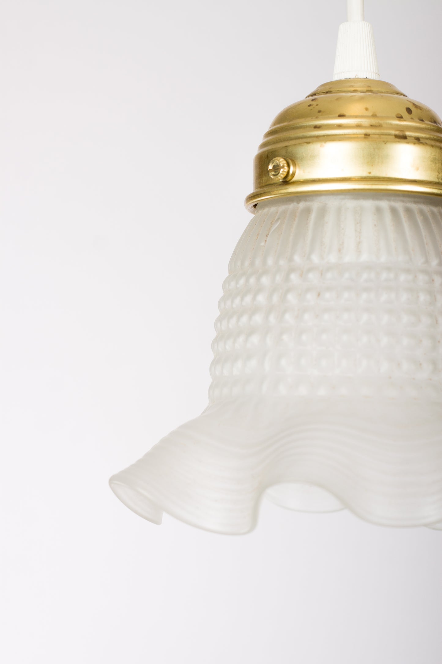 Fönsterlampa i frostat pressglas med fäste i mässing
