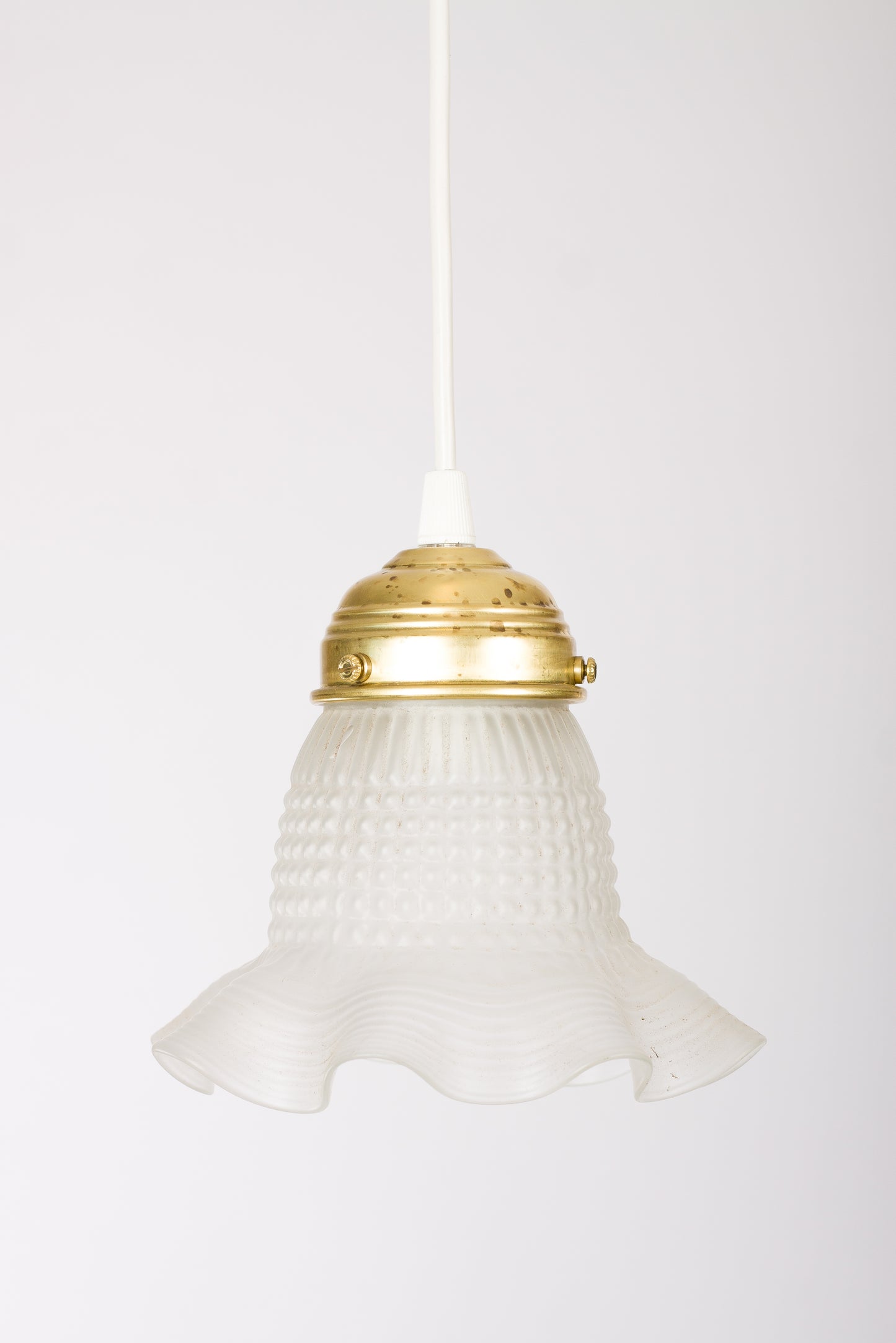 Fönsterlampa i frostat pressglas med fäste i mässing
