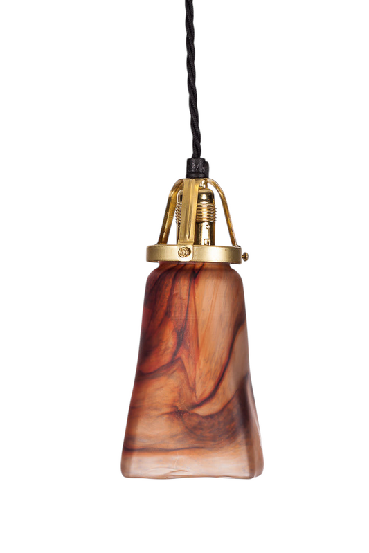 Fönsterlampa från jugendtiden med röd och svart dekor, skomakarfäste i mässing och svart tvinnad textilkabel.