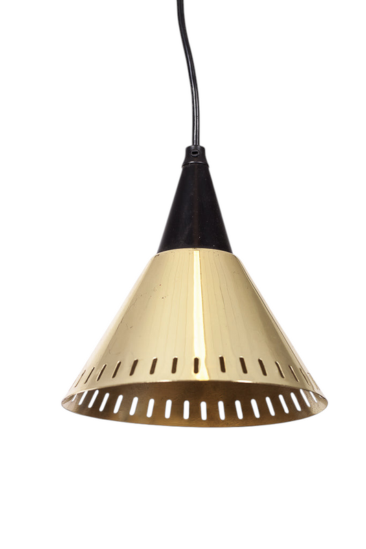 Fönsterlampa i mässinglackad plåt med svart överdel.