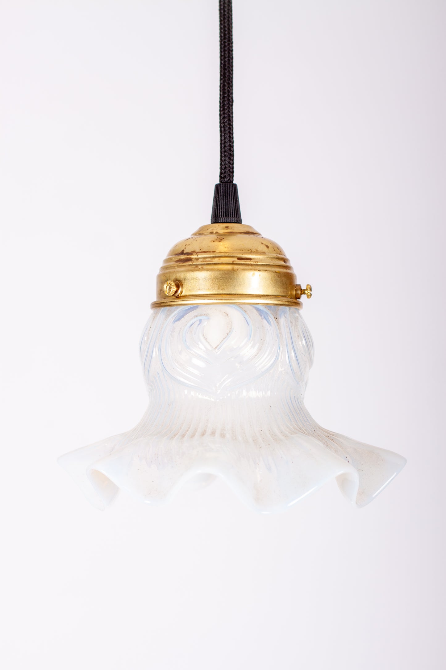 Fönsterlampa i mjölkvitt glas med mässingsfäste och svart rund textilkabel, 1920-tal
