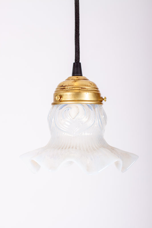 Fönsterlampa i mjölkvitt glas med mässingsfäste och svart rund textilkabel, 1920-tal
