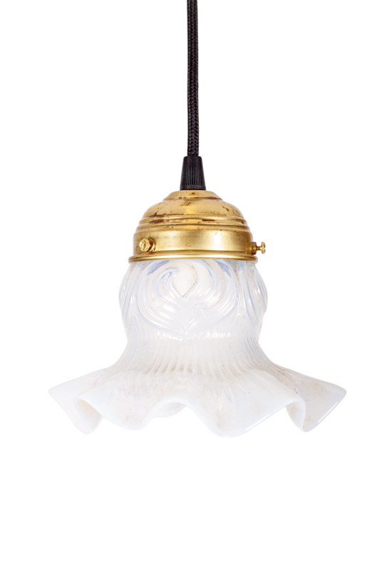 Fönsterlampa i mjölkvitt glas med mässingsfäste och svart rund textilkabel, 1920-tal