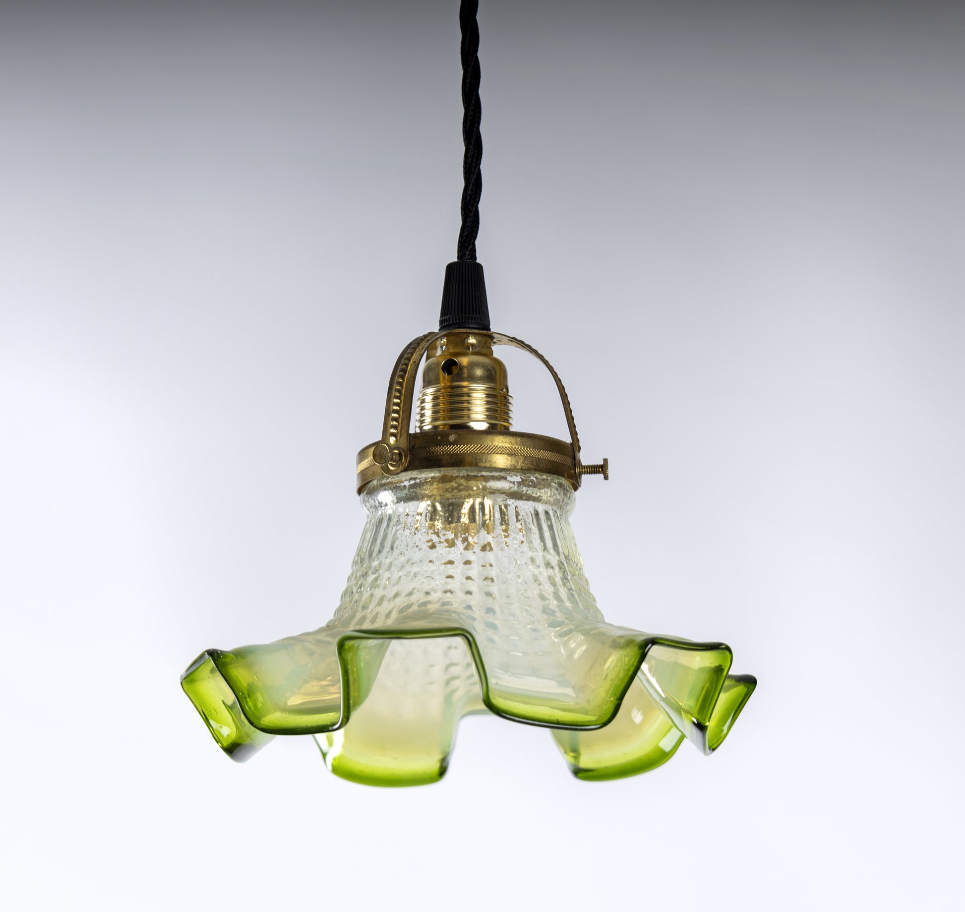 Fönsterlampa i mjölkvitt och grönt glas med mässingsfäste och svart tvinnad textilkabel, 1940-tal
