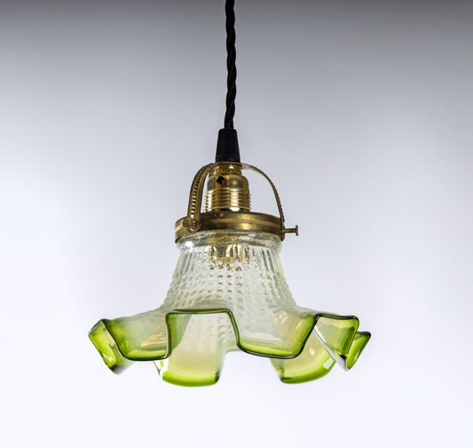 Fönsterlampa i mjölkvitt och grönt glas med mässingsfäste och svart tvinnad textilkabel, 1940-tal
