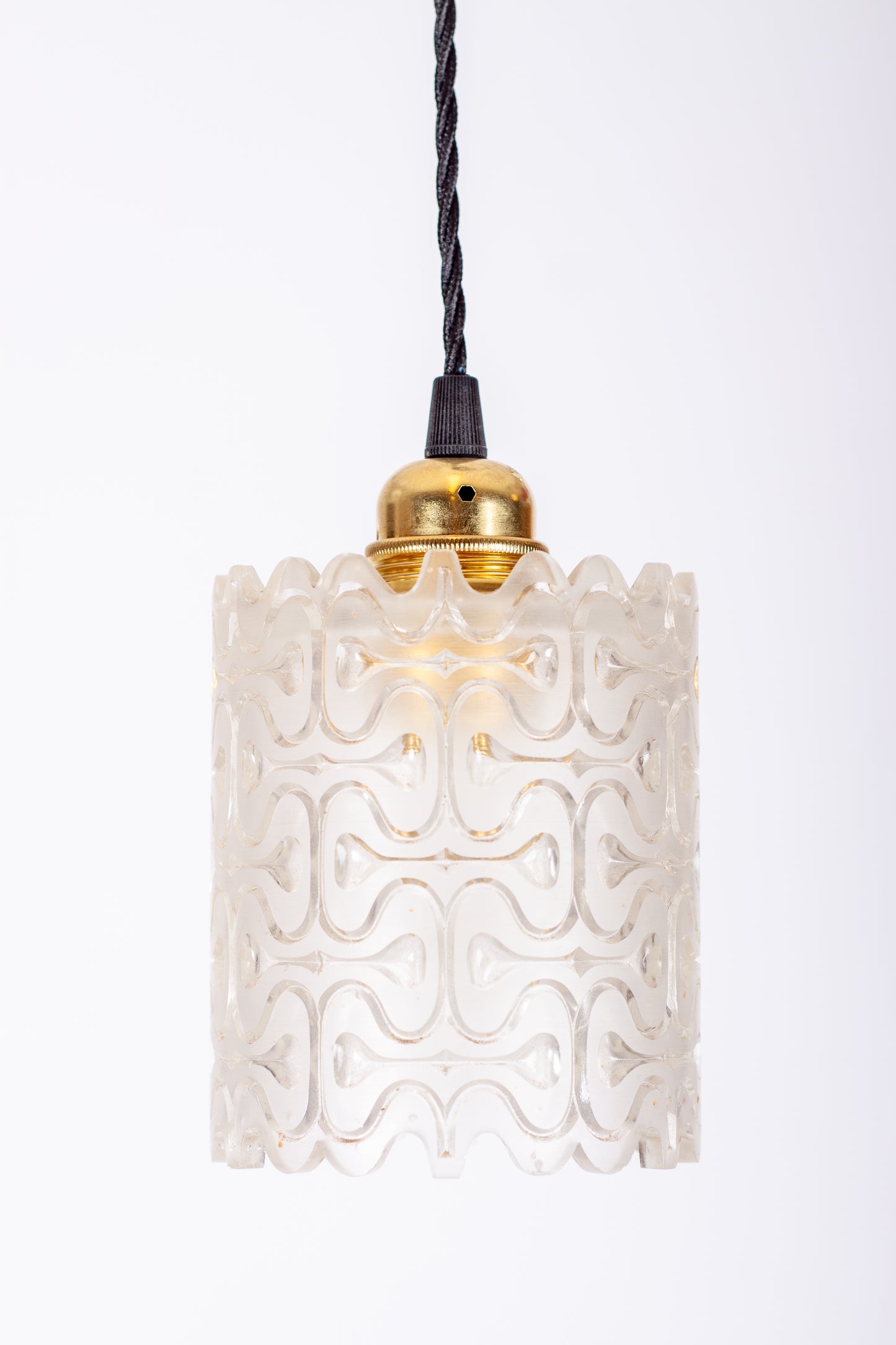 Mönstrad fönsterlampa i glas med lampsockel i mässing och svart tvinnad textilkabel, 1960-tal
