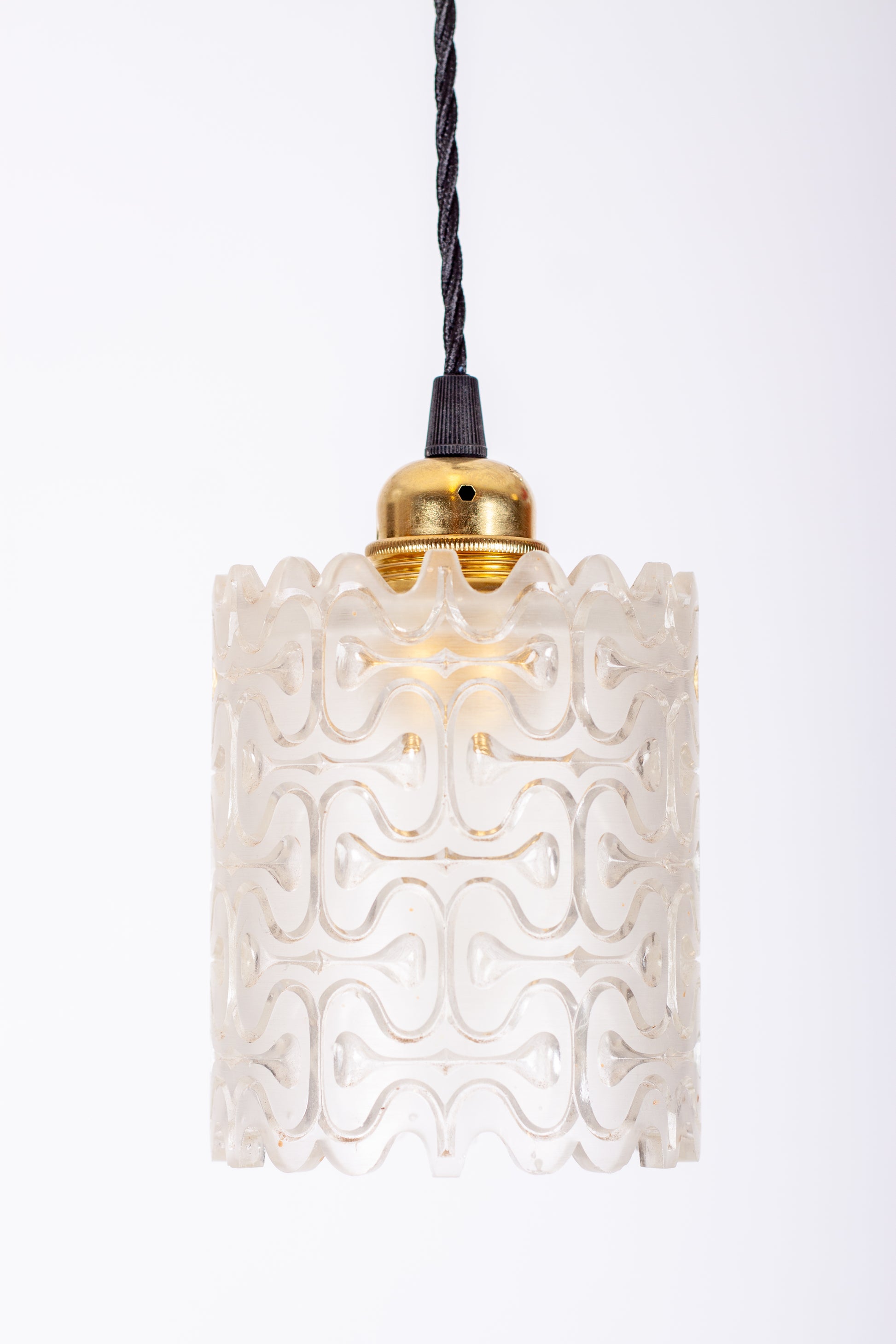 Mönstrad fönsterlampa i glas med lampsockel i mässing och svart tvinnad textilkabel, 1960-tal
