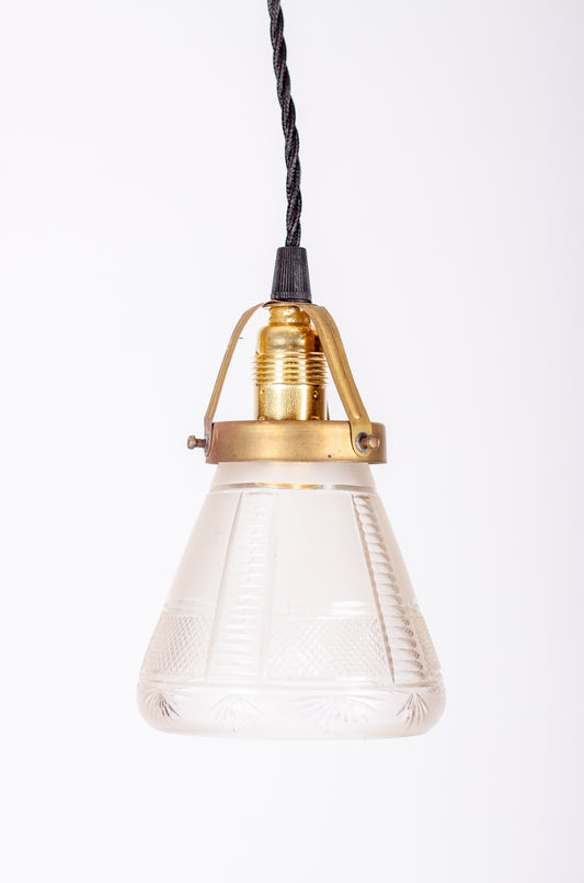 Fönsterlampa med kupa i mönstrat pressglas, mässingsfäste och E14-sockel med svart tvinnad kabel, 1920-tal
