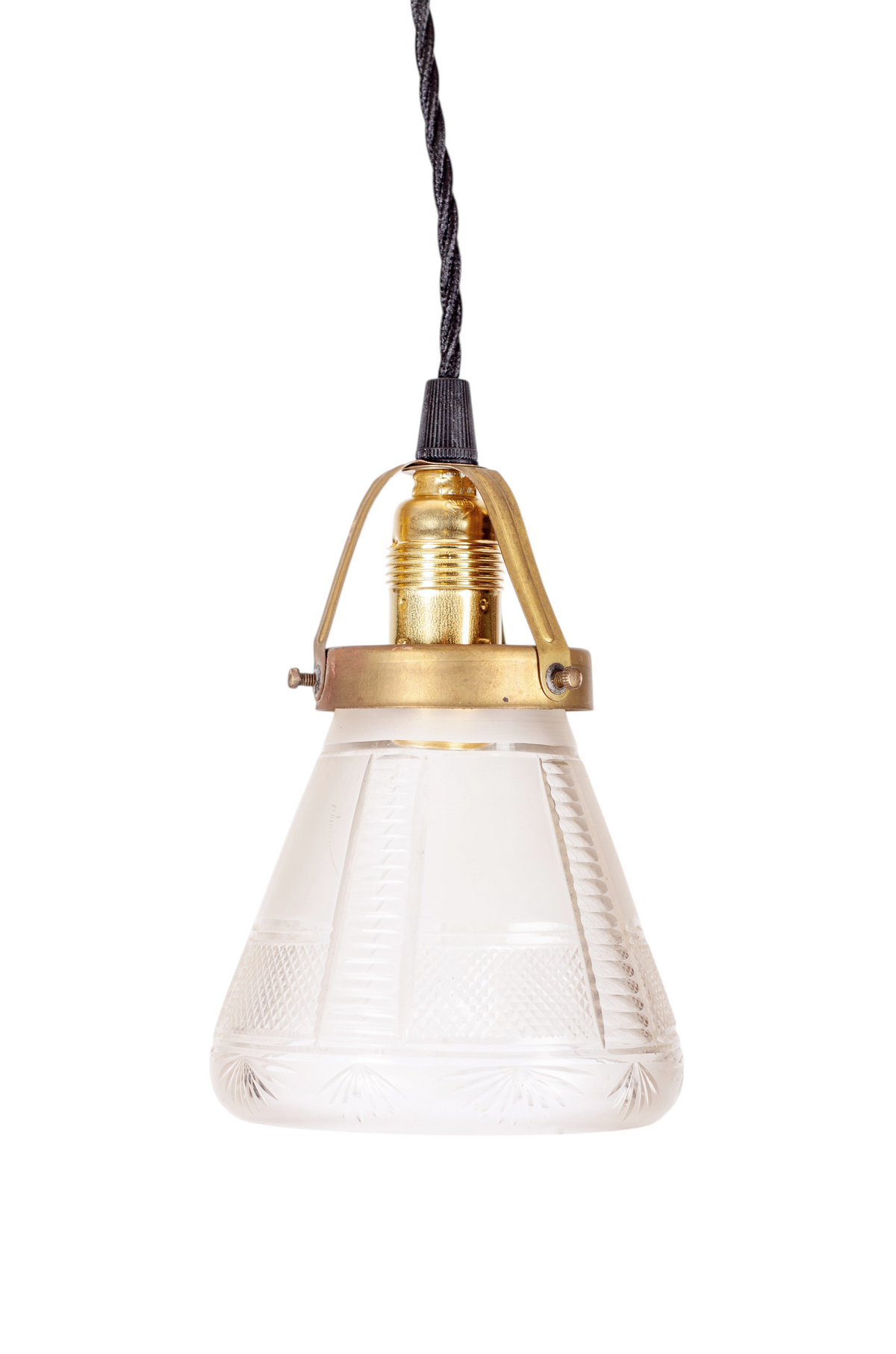 Fönsterlampa med kupa i mönstrat pressglas, mässingsfäste och E14-sockel med svart tvinnad kabel, 1920-tal