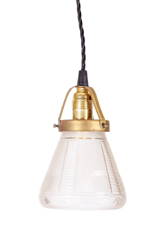 Fönsterlampa med kupa i mönstrat pressglas, mässingsfäste och E14-sockel med svart tvinnad kabel, 1920-tal