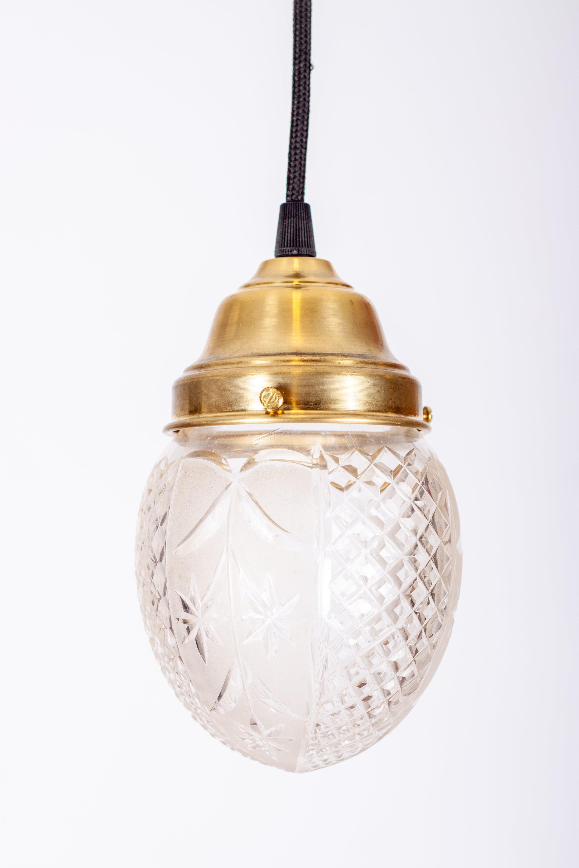 Liten elegant fönster- och taklampa i slipat klarglas med mässingsfäste och svart rund textilkabel, 1920-tal,
