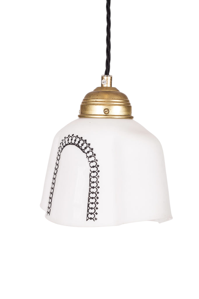 Liten taklampa och fönsterlampa i vitt glas med svart kransmotiv, mässingsfäste och svart tvinnad textilkabel. Svensk design.