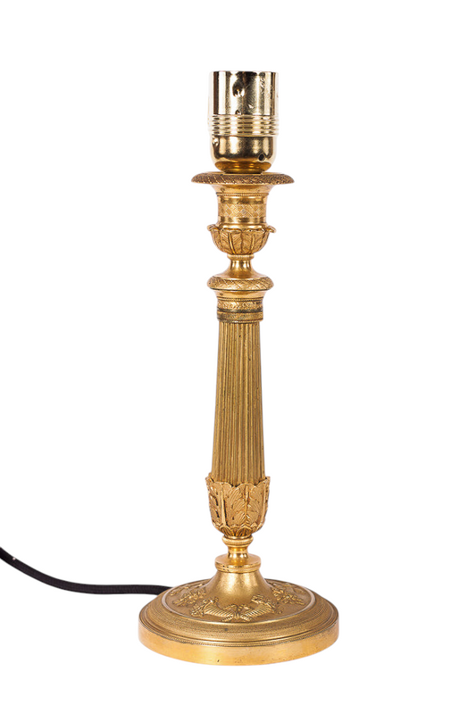 Förgylld bordslampa i mässing i empirestil från 1940-talet, monterad med svart rund textilkabel.