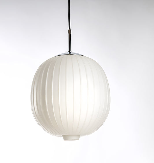 Elegant stor vit glasglob för tak med kromfäste och svart rund textilkabel, 1960-tal
