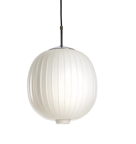 Elegant stor vit glasglob för tak med kromfäste och svart rund textilkabel, 1960-tal