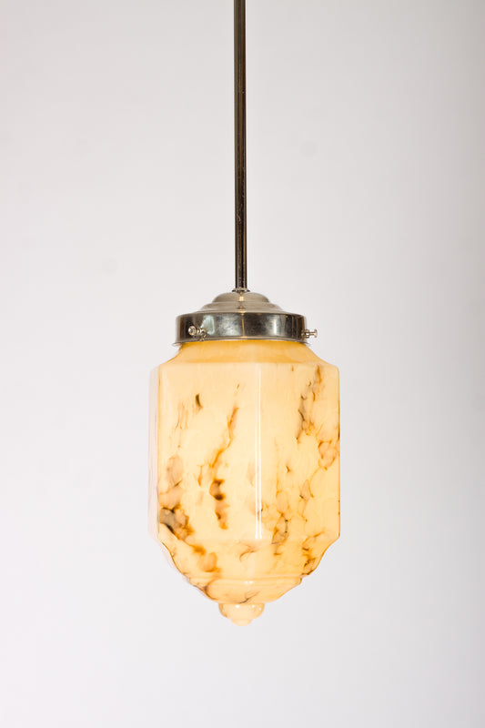 Formad taklampskupa i glas med marmorerat mönster. Pendel i nickel eller mässing
