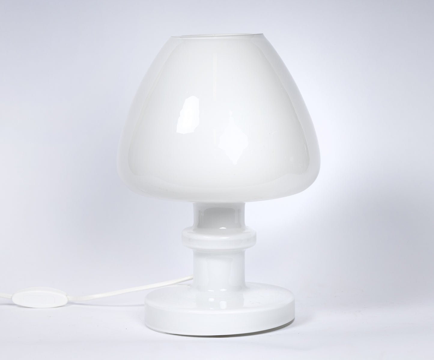 Lampfot i vitt opaliserande glas av Hans-Agne Jakobsson Markaryd, 1960-tal
