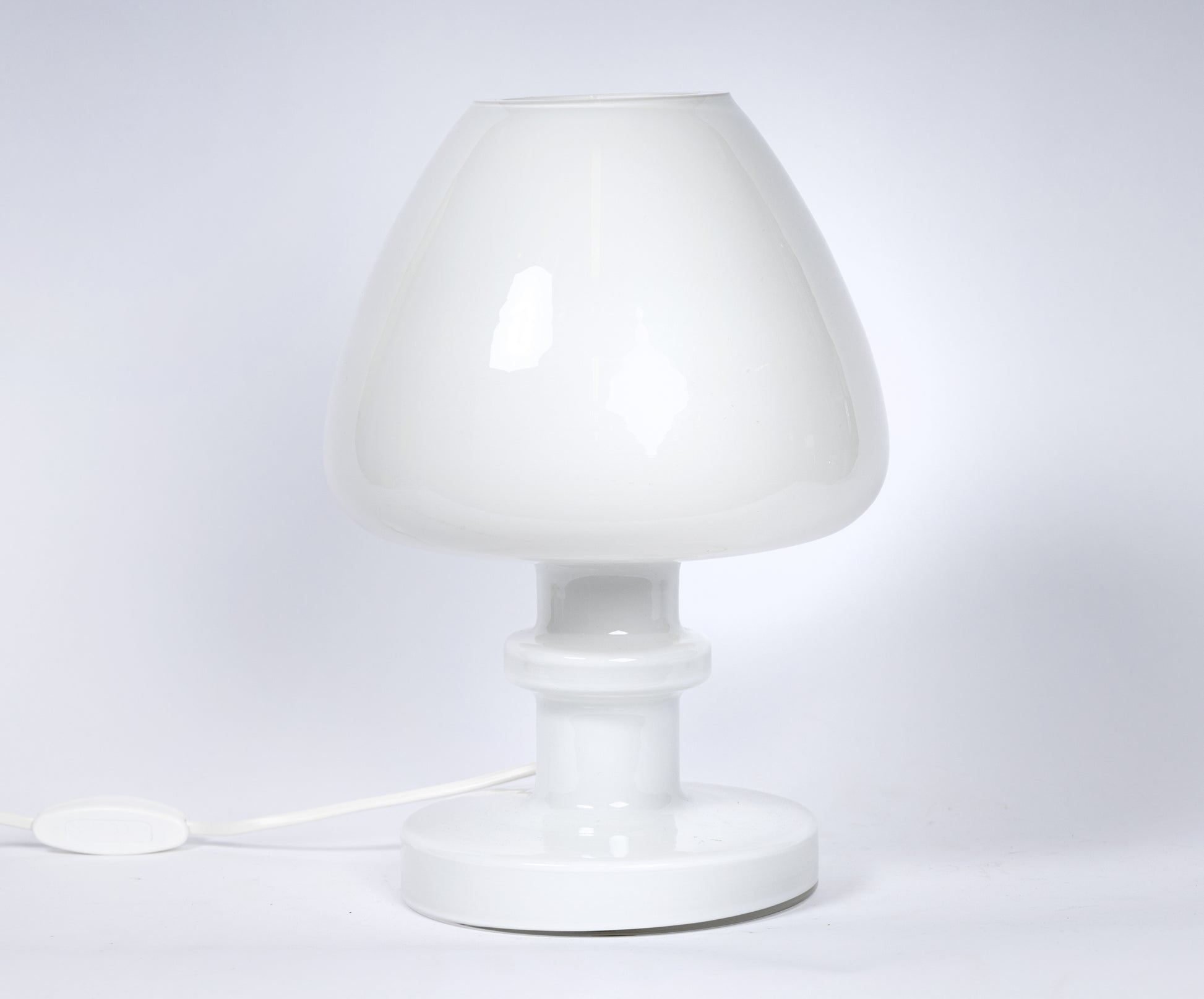Lampfot i vitt opaliserande glas av Hans-Agne Jakobsson Markaryd, 1960-tal
