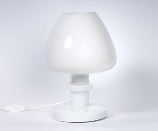 Lampfot i vitt opaliserande glas av Hans-Agne Jakobsson Markaryd, 1960-tal
