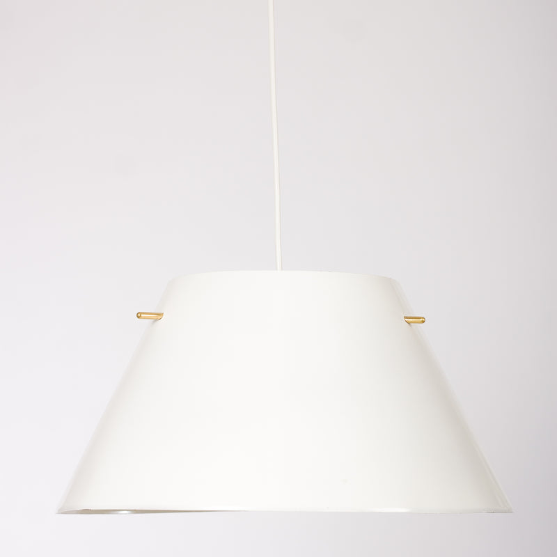 Elegant taklampa i vit plåt med mässingsdetaljer. Designad av Hans-Agne Jakobsson
