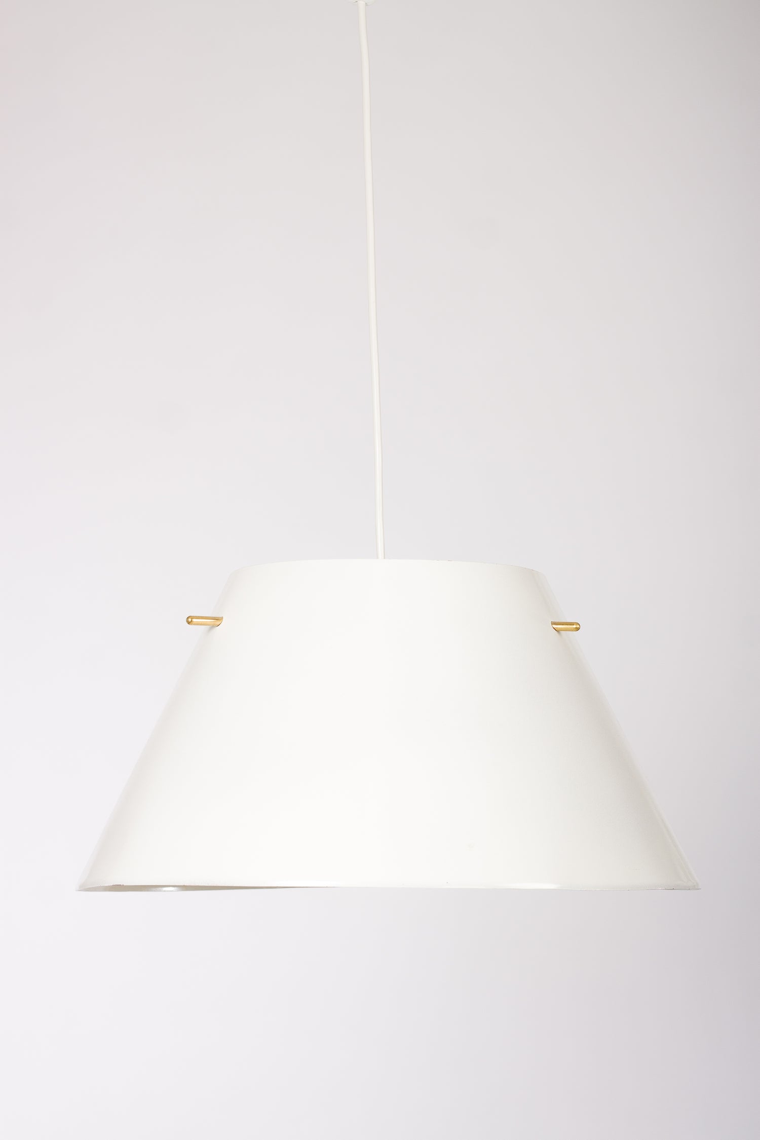 Elegant taklampa i vit plåt med mässingsdetaljer. Designad av Hans-Agne Jakobsson
