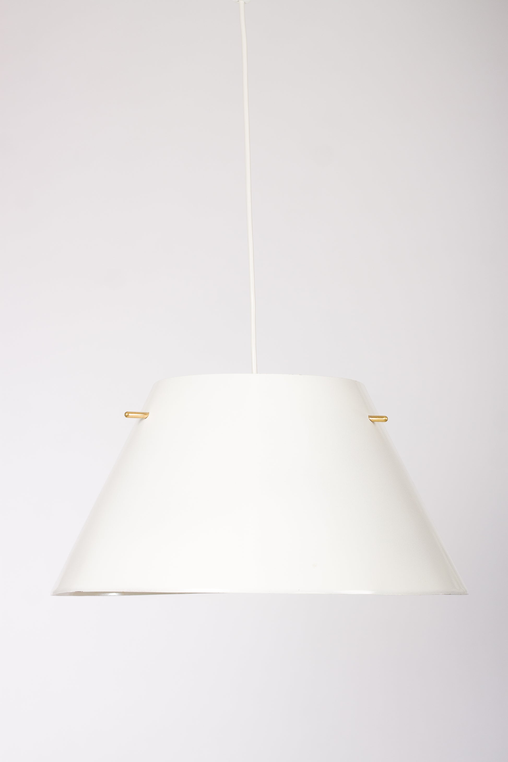 Elegant taklampa i vit plåt med mässingsdetaljer. Designad av Hans-Agne Jakobsson

