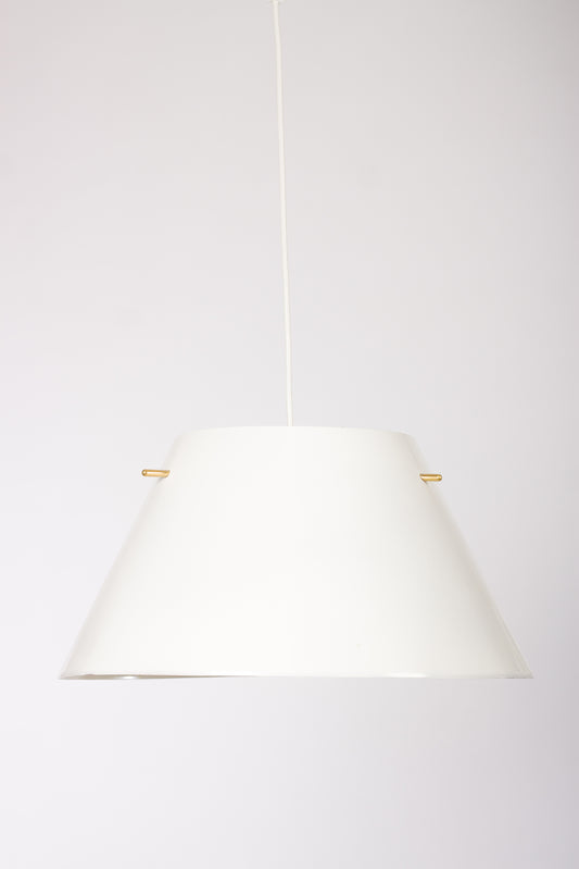 Elegant taklampa i vit plåt med mässingsdetaljer. Designad av Hans-Agne Jakobsson
