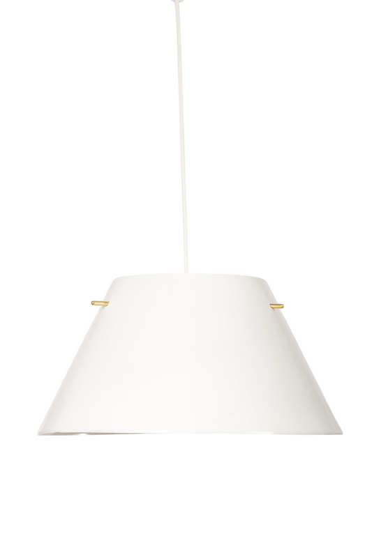Elegant taklampa i vit plåt med mässingsdetaljer. Designad av Hans-Agne Jakobsson